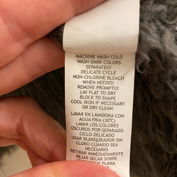 Kenzie Gray Shaggy Faux Fur Vest size small - Picture 4 of 5